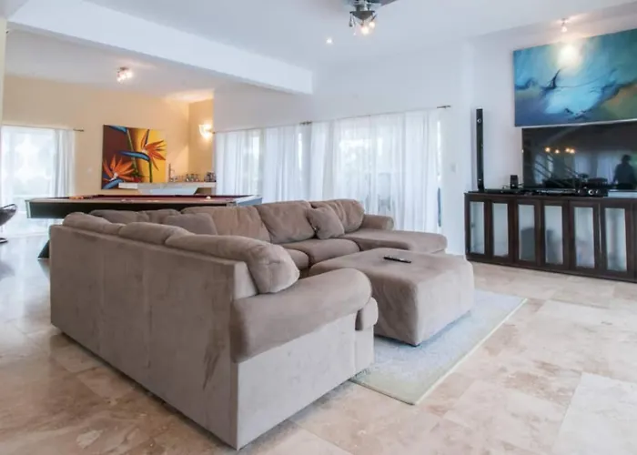 Spacious 6br Bay-side Waterfront Villa