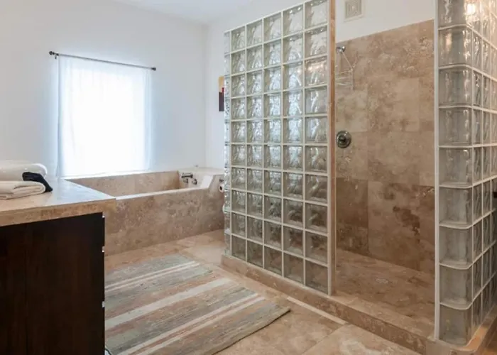 Spacious 6br Bay-side Waterfront Villa San Pedro (Ambergris Caye)